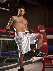 Step into the ring with big-dicked wonder boy Tommy Defendi