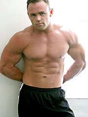 Amateur muscle daddy solo posing