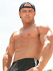 Amateur muscle daddy solo posing