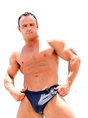 Amateur muscle daddy solo posing