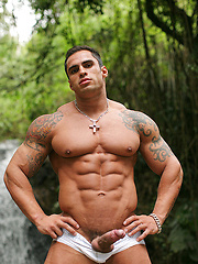 Fan favorite and Brazilian bodybuilding champ Samuel Vieira