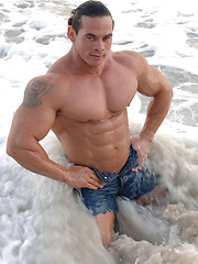 Latin bodybuilder Tito Ortiz posing