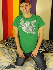 Smooth twink London Sawyer blows his huge load.